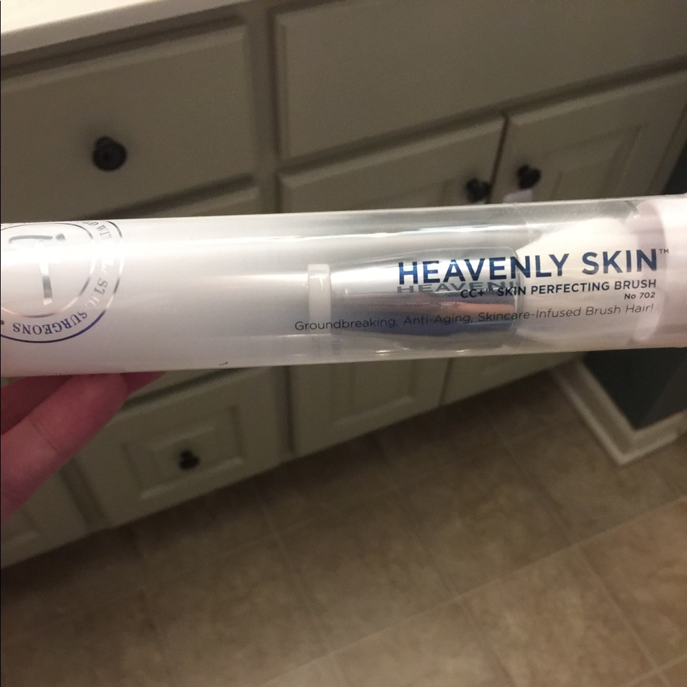 It cosmetics Heavenly Skin CC perfecting brush